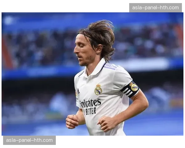 特写:37岁的莫德里奇替补登场,用传球掌控皇马中场节奏 特写:37岁的莫德里奇替补登场,用传球掌控皇马中场节奏